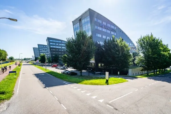 Kantoren aan de Rivium Promenade in Capelle aan den IJssel met opvallende moderne architectuur op een zonnige dag.